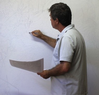 Alexandre Luiz iniciando uma pintura